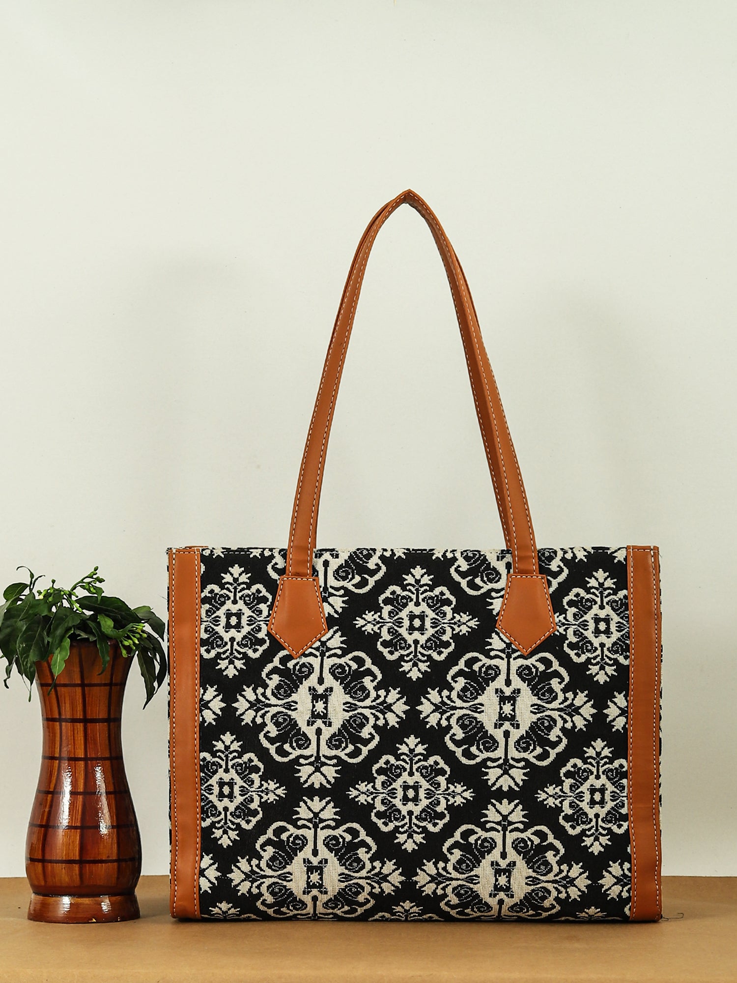 Women Geometric Printed Swagger Tote Bag