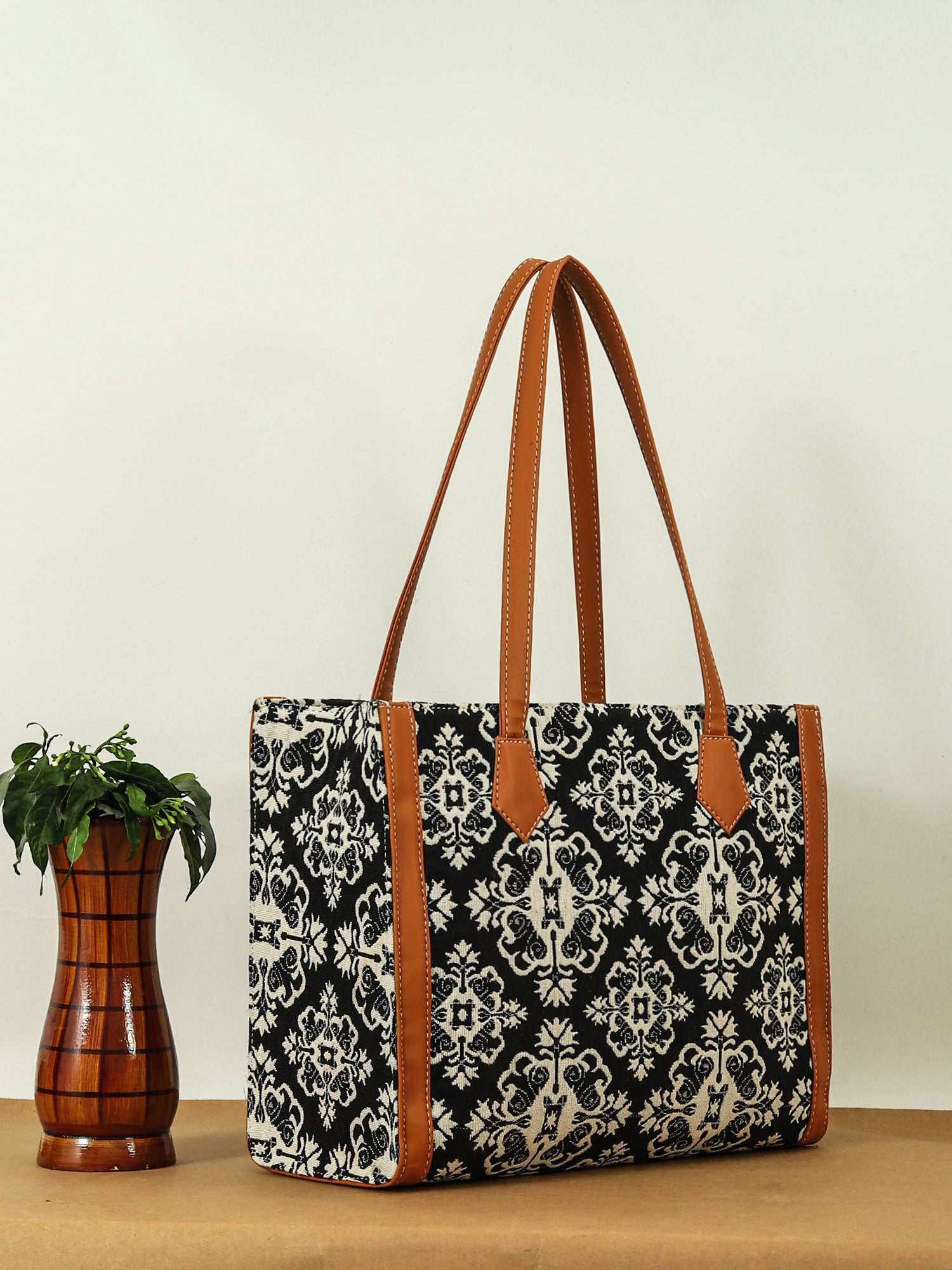 Women Geometric Printed Swagger Tote Bag