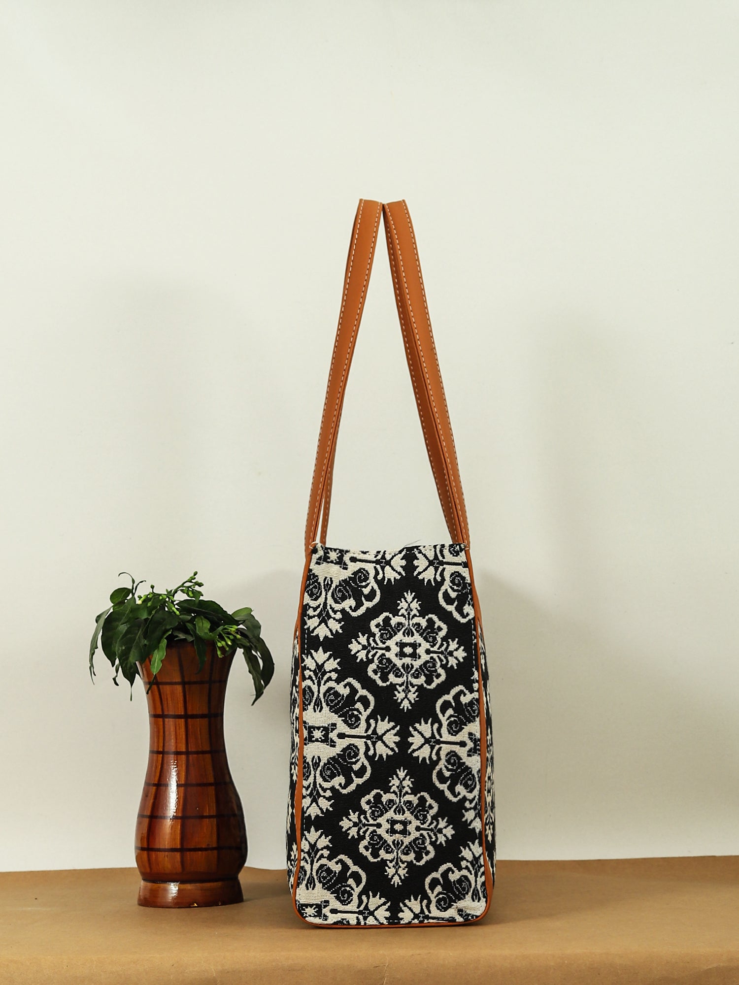 Women Geometric Printed Swagger Tote Bag