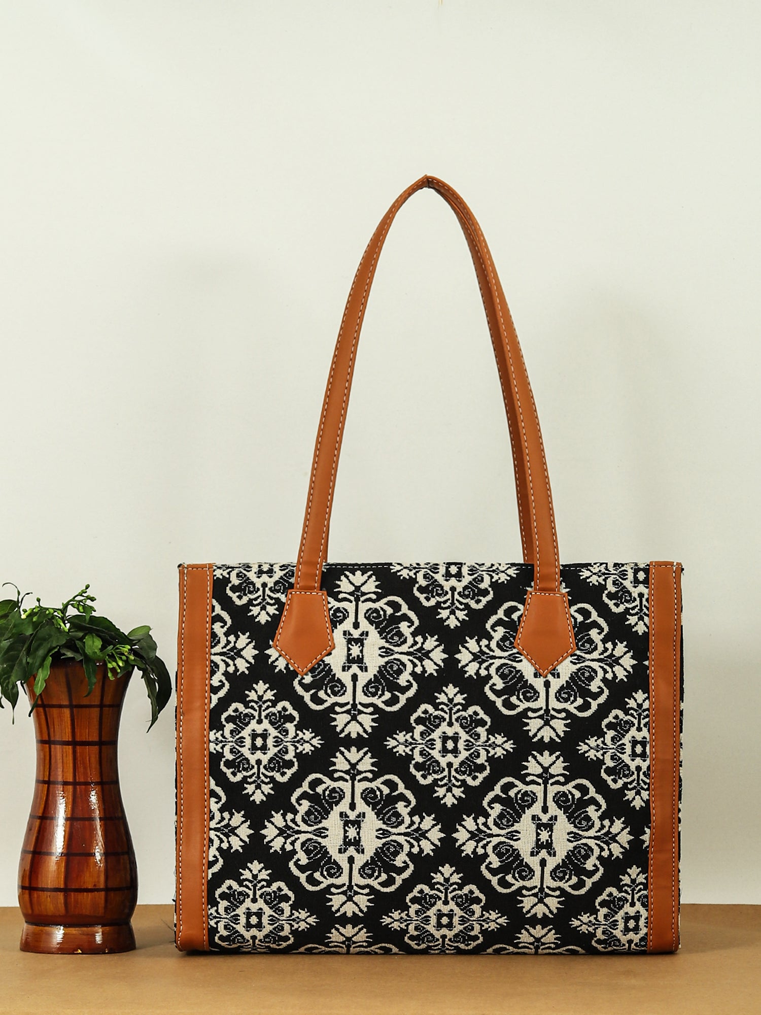 Women Geometric Printed Swagger Tote Bag