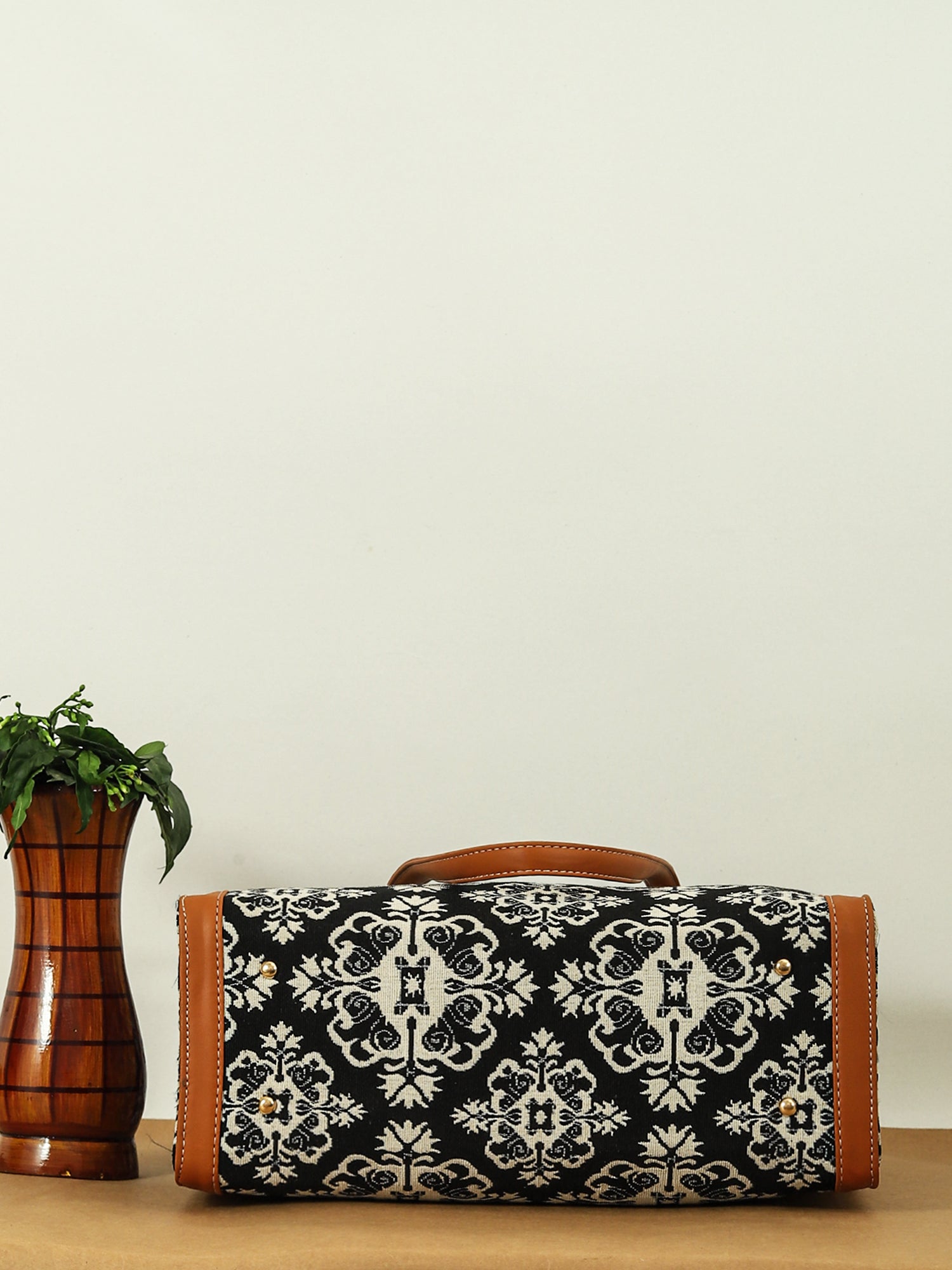 Women Geometric Printed Swagger Tote Bag