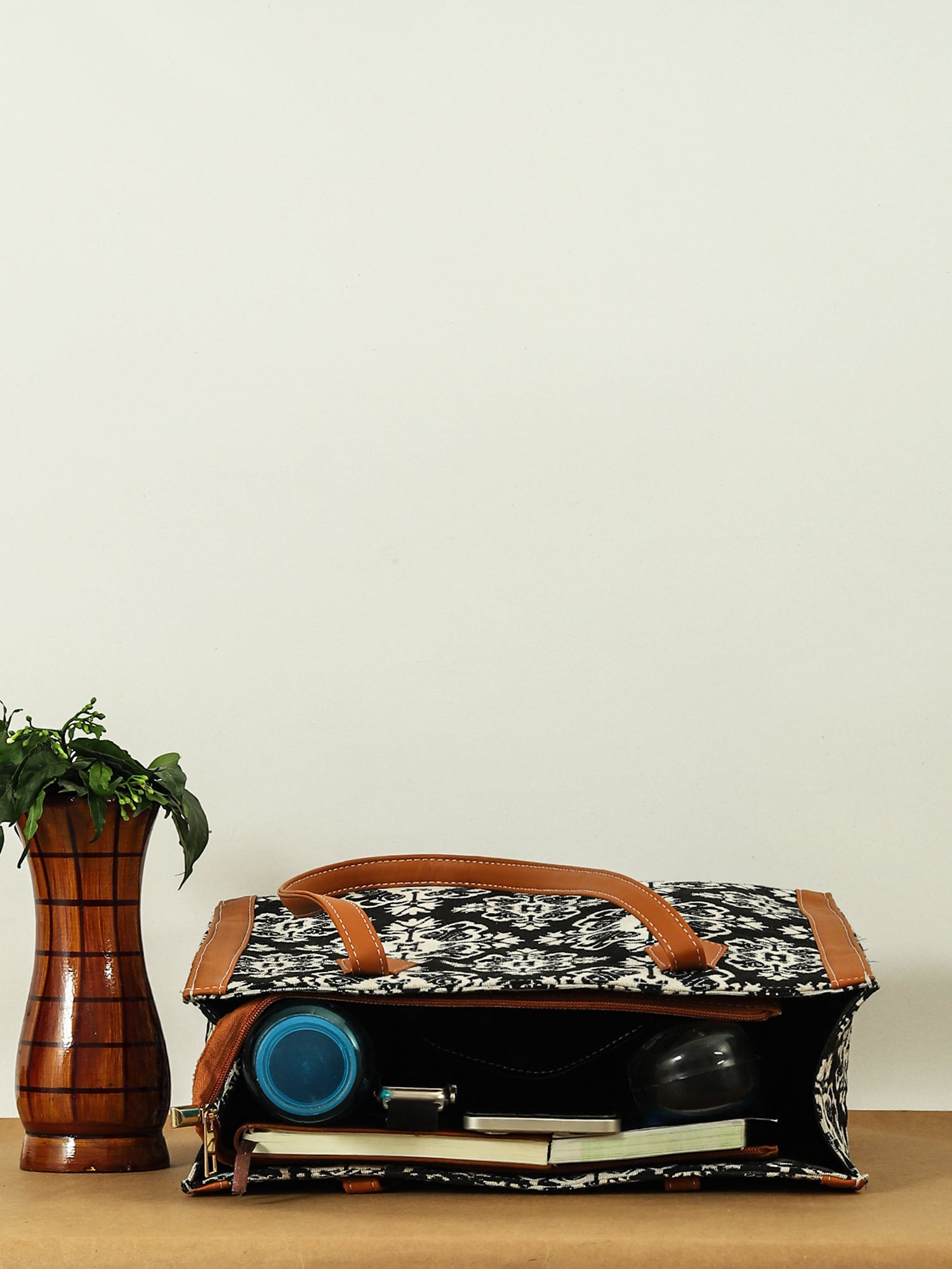 Women Geometric Printed Swagger Tote Bag