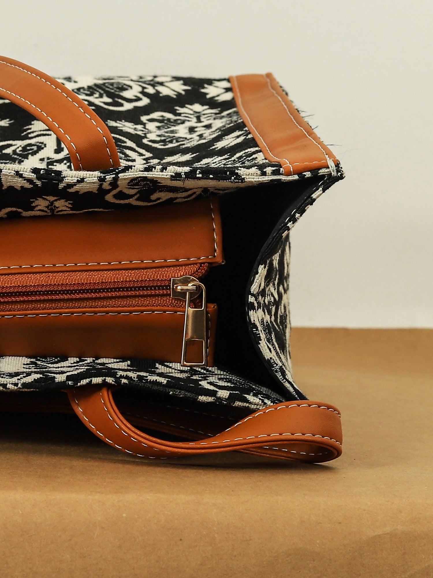 Women Geometric Printed Swagger Tote Bag