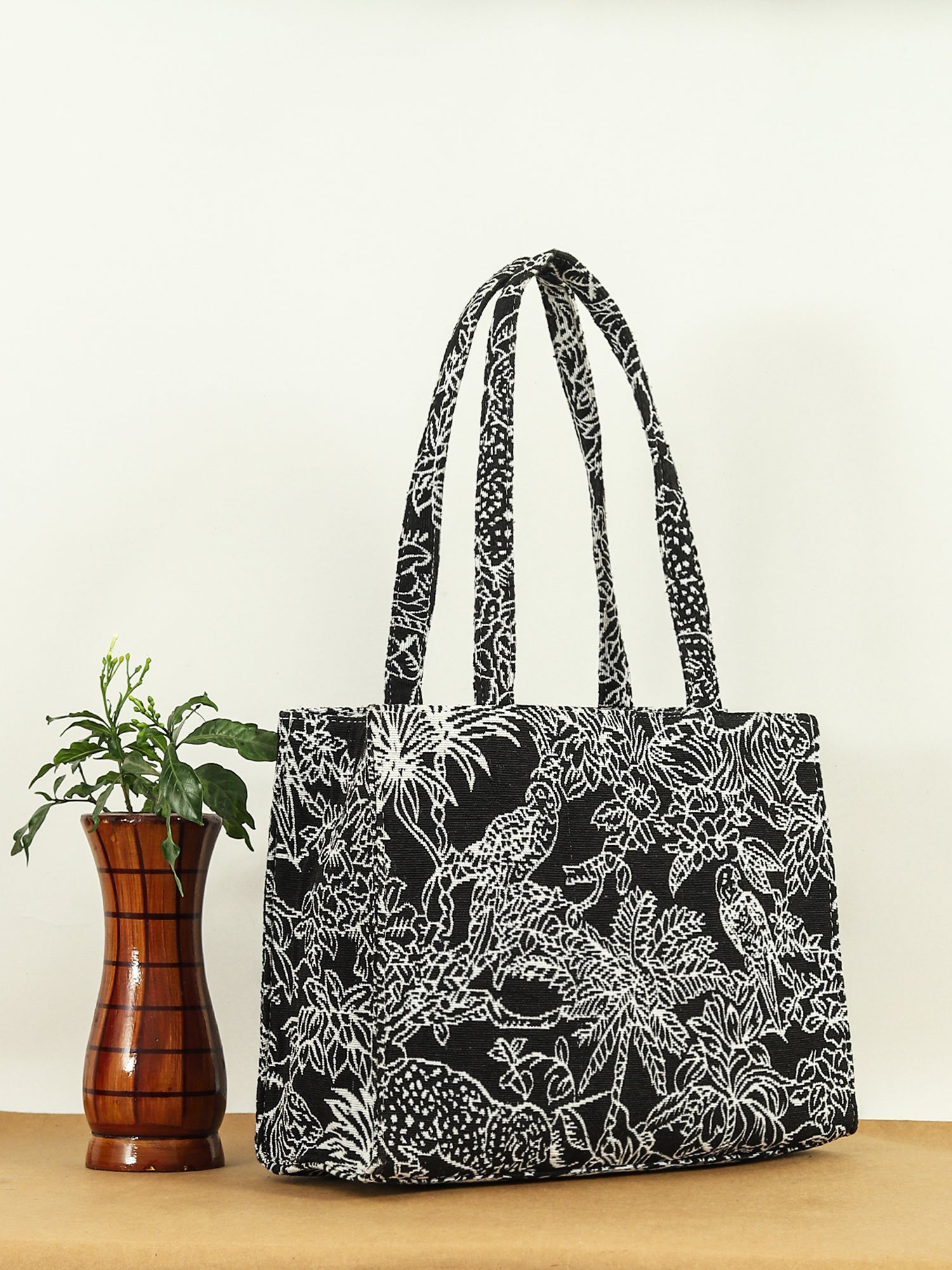 Women Geometric Printed Swagger Tote Bag