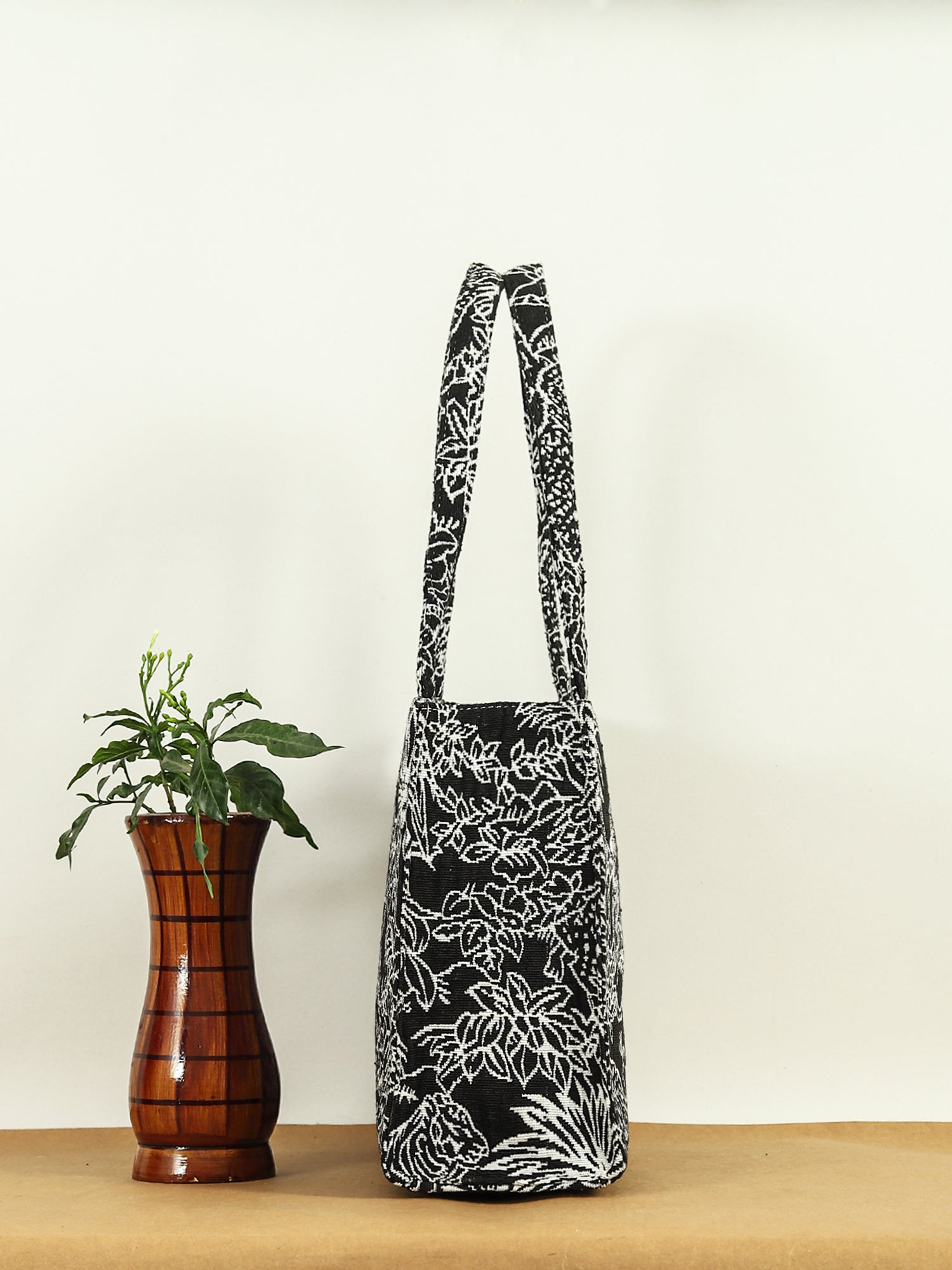 Women Geometric Printed Swagger Tote Bag