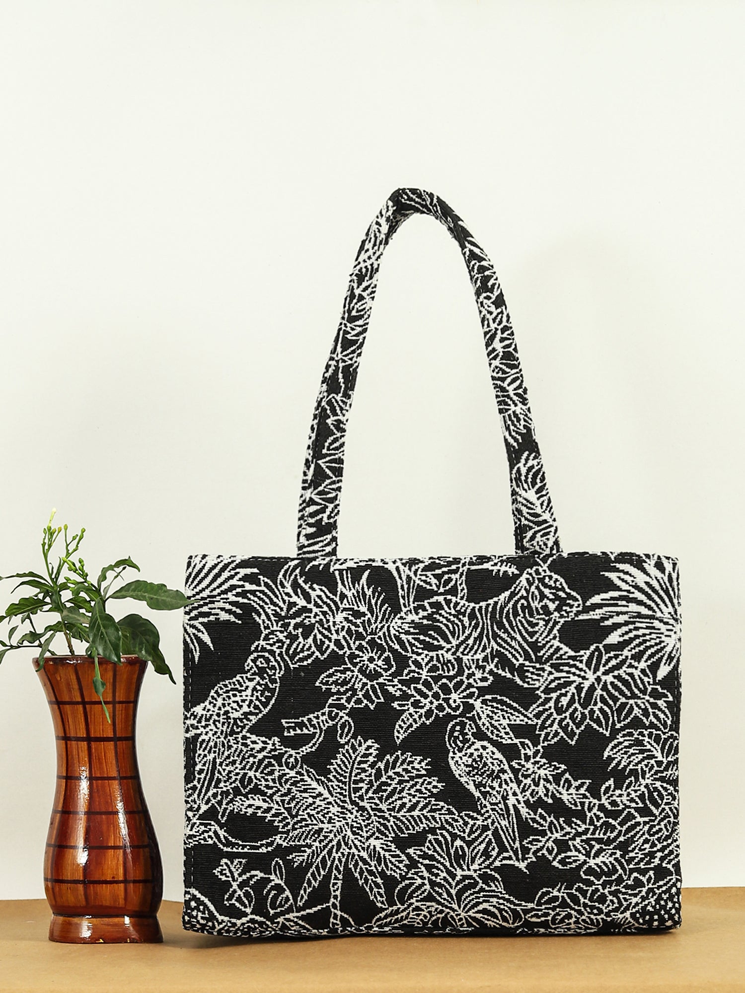 Women Geometric Printed Swagger Tote Bag