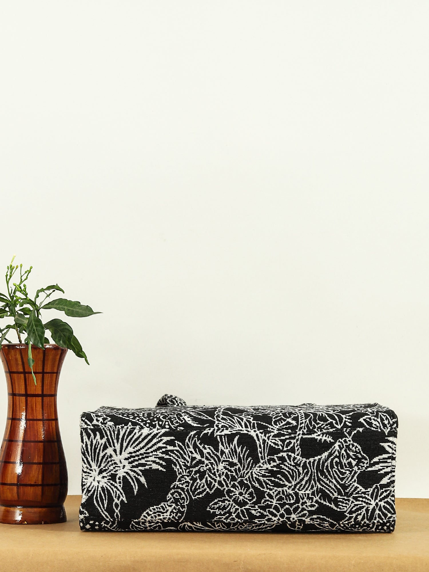Women Geometric Printed Swagger Tote Bag
