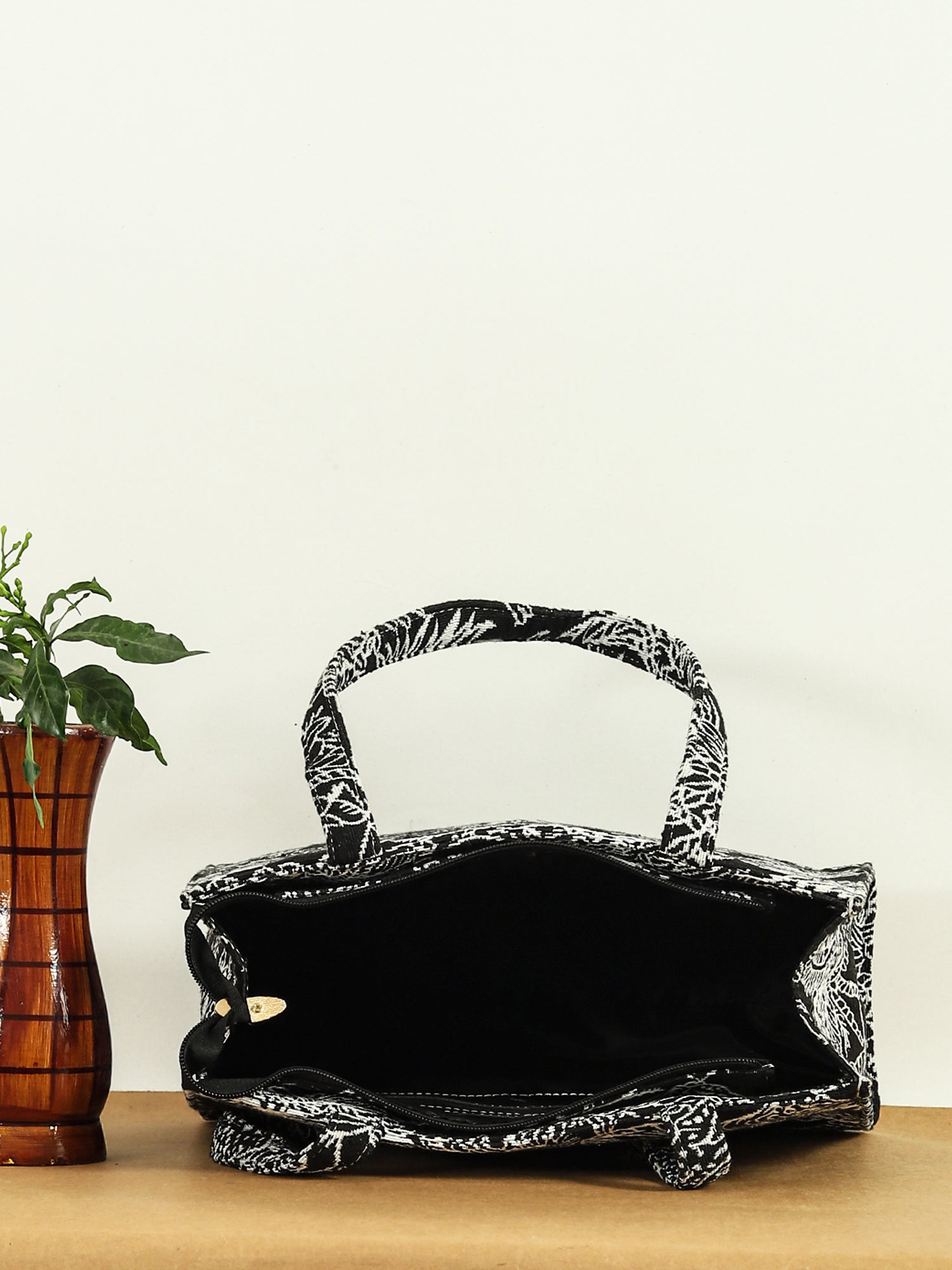 Women Geometric Printed Swagger Tote Bag