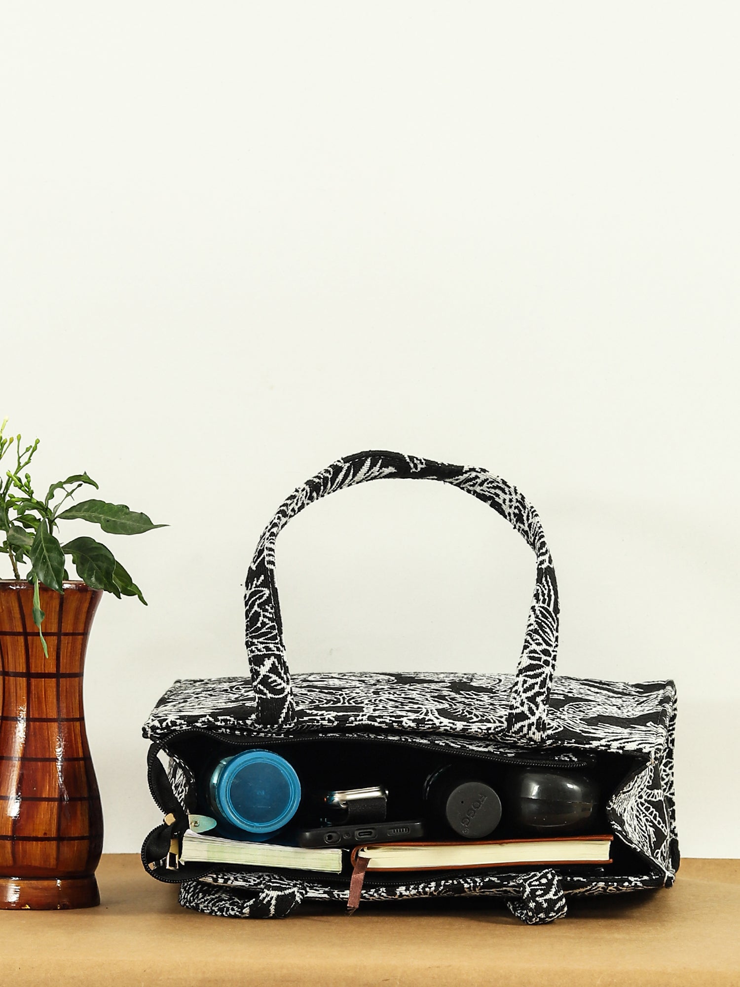 Women Geometric Printed Swagger Tote Bag