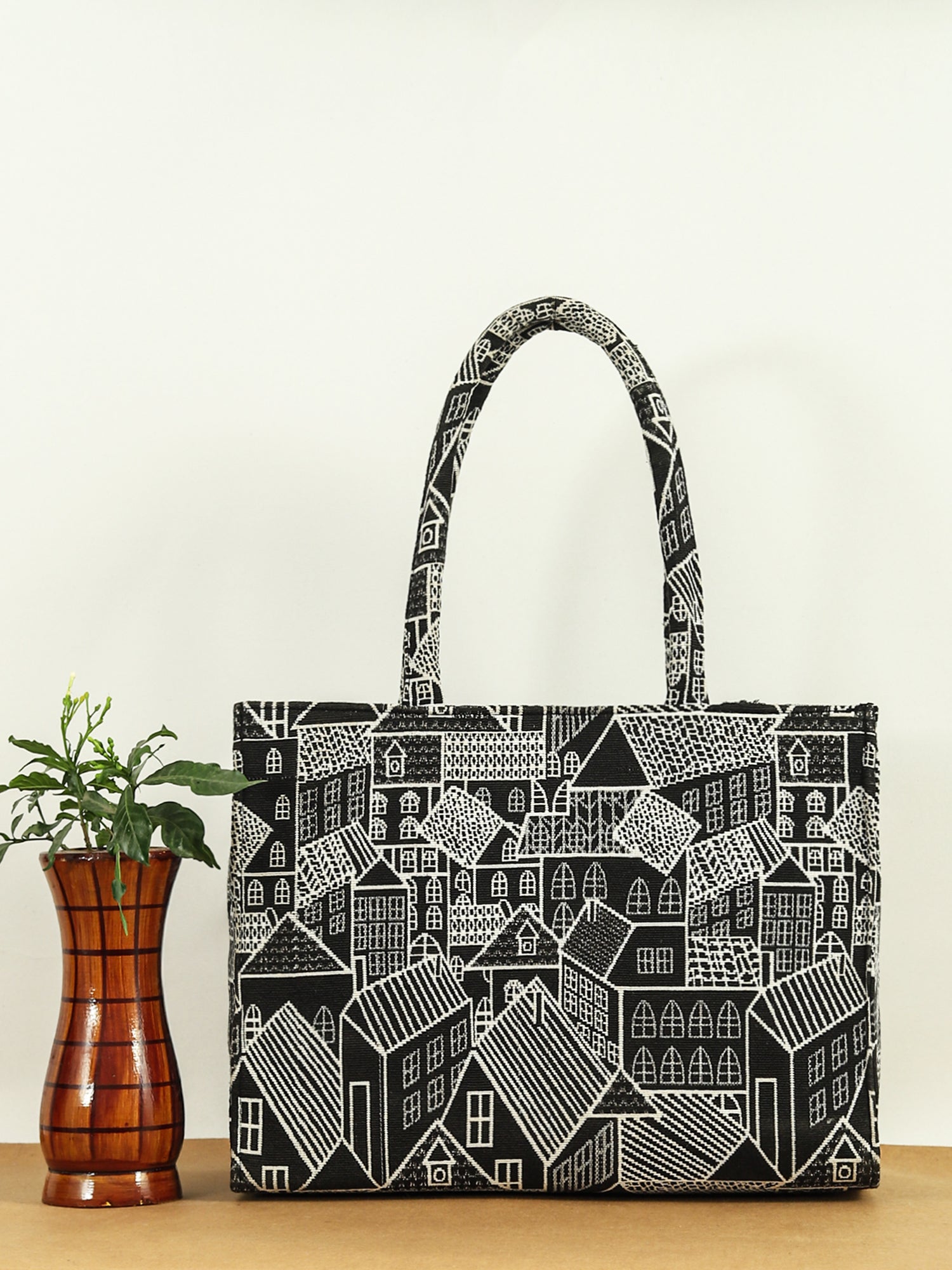 Women Geometric Printed Swagger Tote Bag