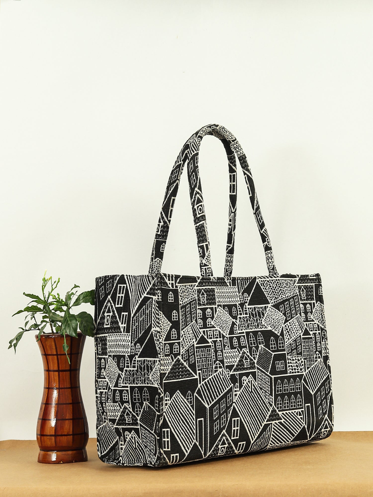Women Geometric Printed Swagger Tote Bag