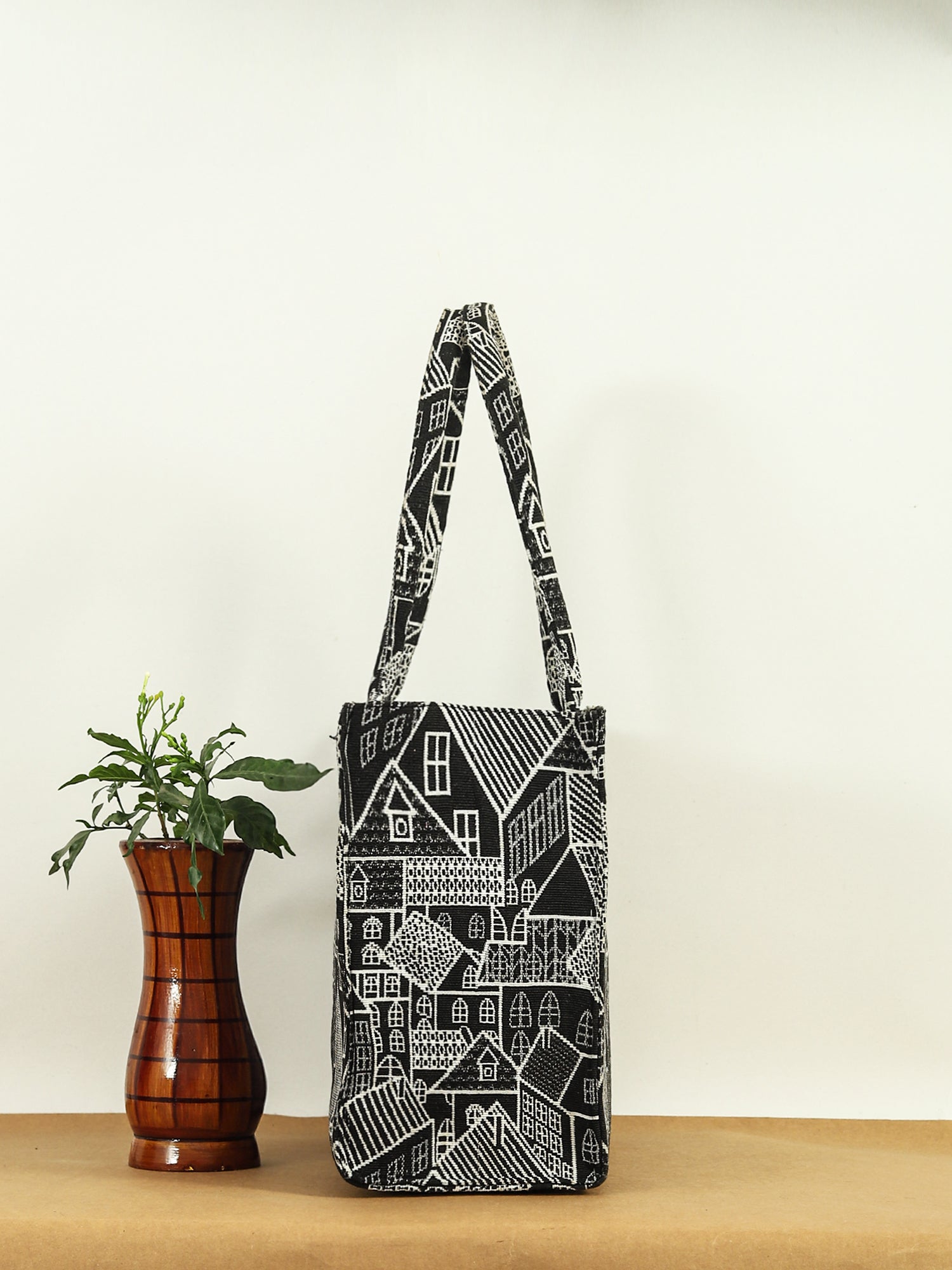 Women Geometric Printed Swagger Tote Bag