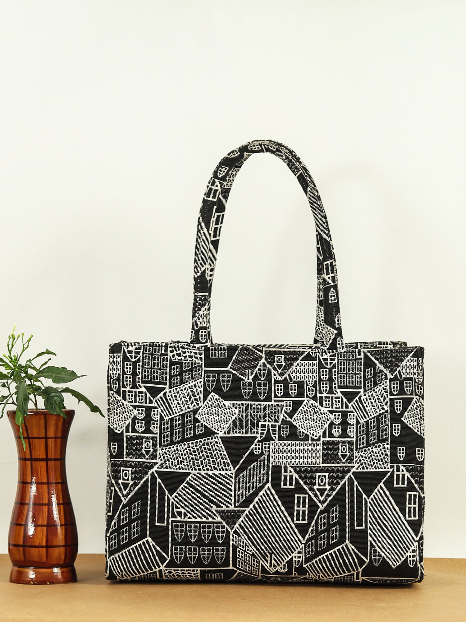 Women Geometric Printed Swagger Tote Bag