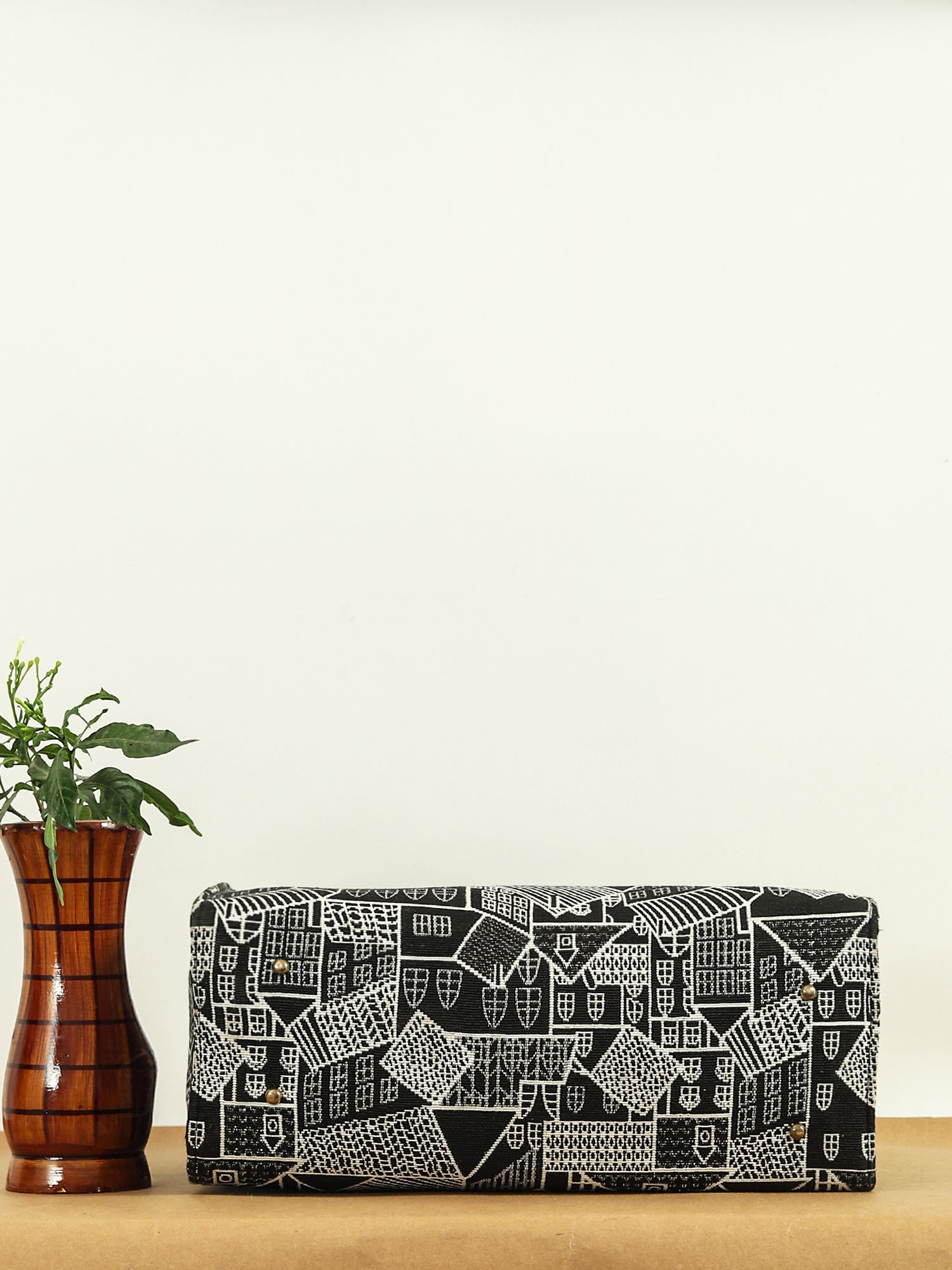 Women Geometric Printed Swagger Tote Bag