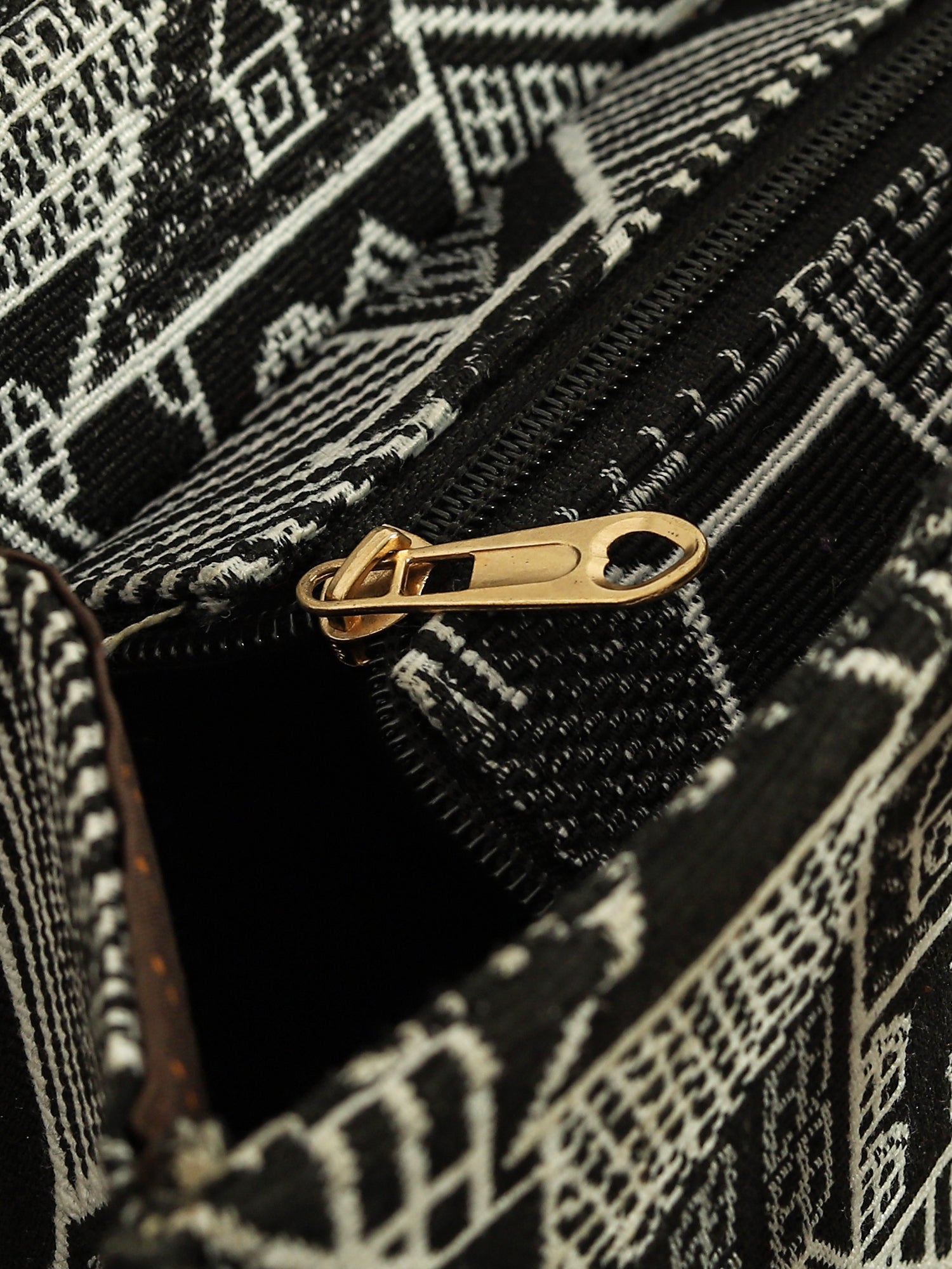 Women Geometric Printed Swagger Tote Bag