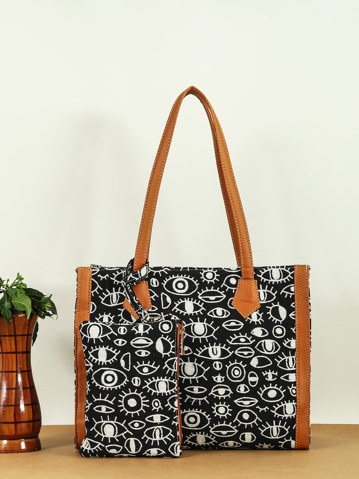 Women Geometric Printed Swagger Tote Bag