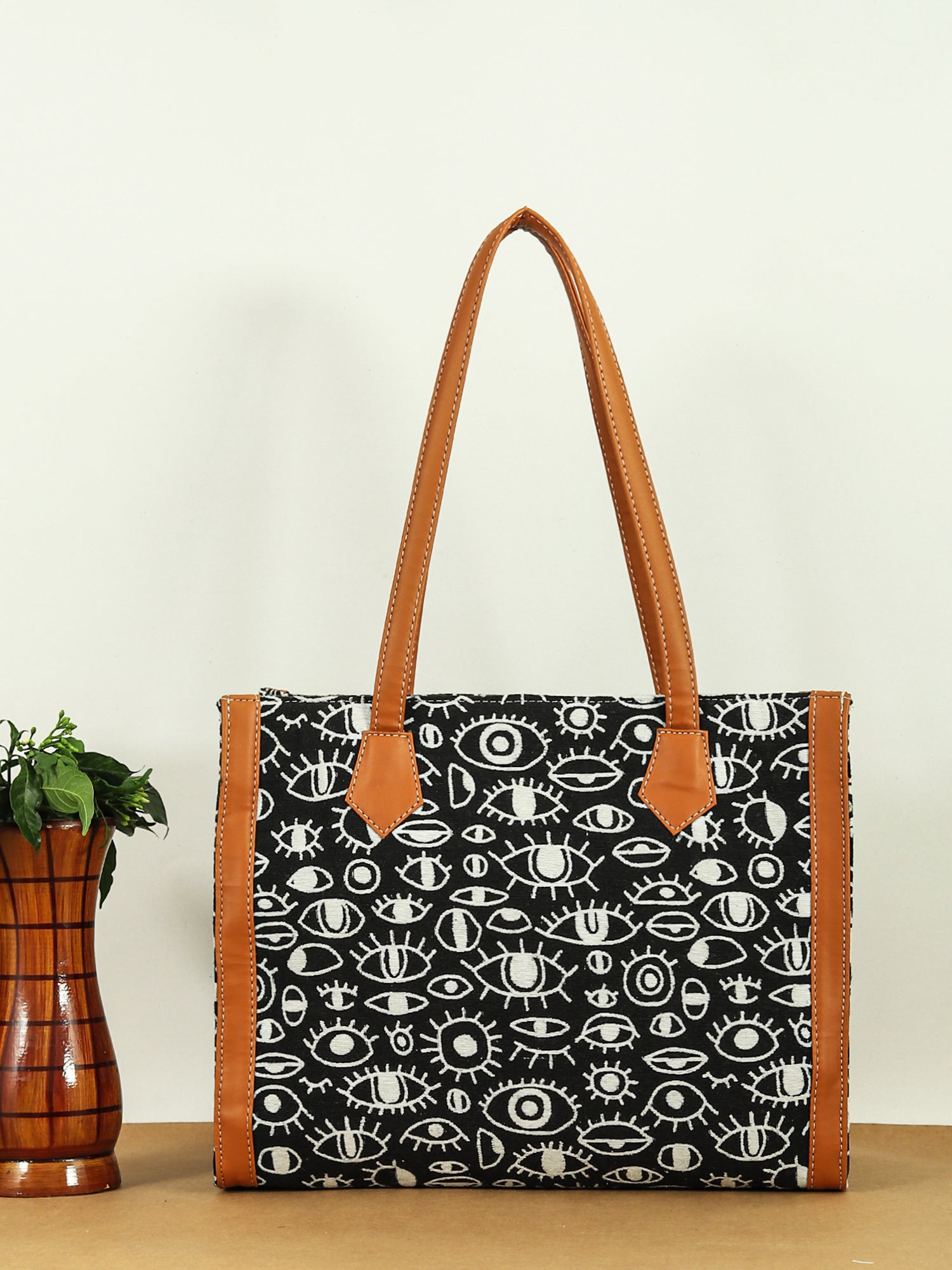 Women Geometric Printed Swagger Tote Bag