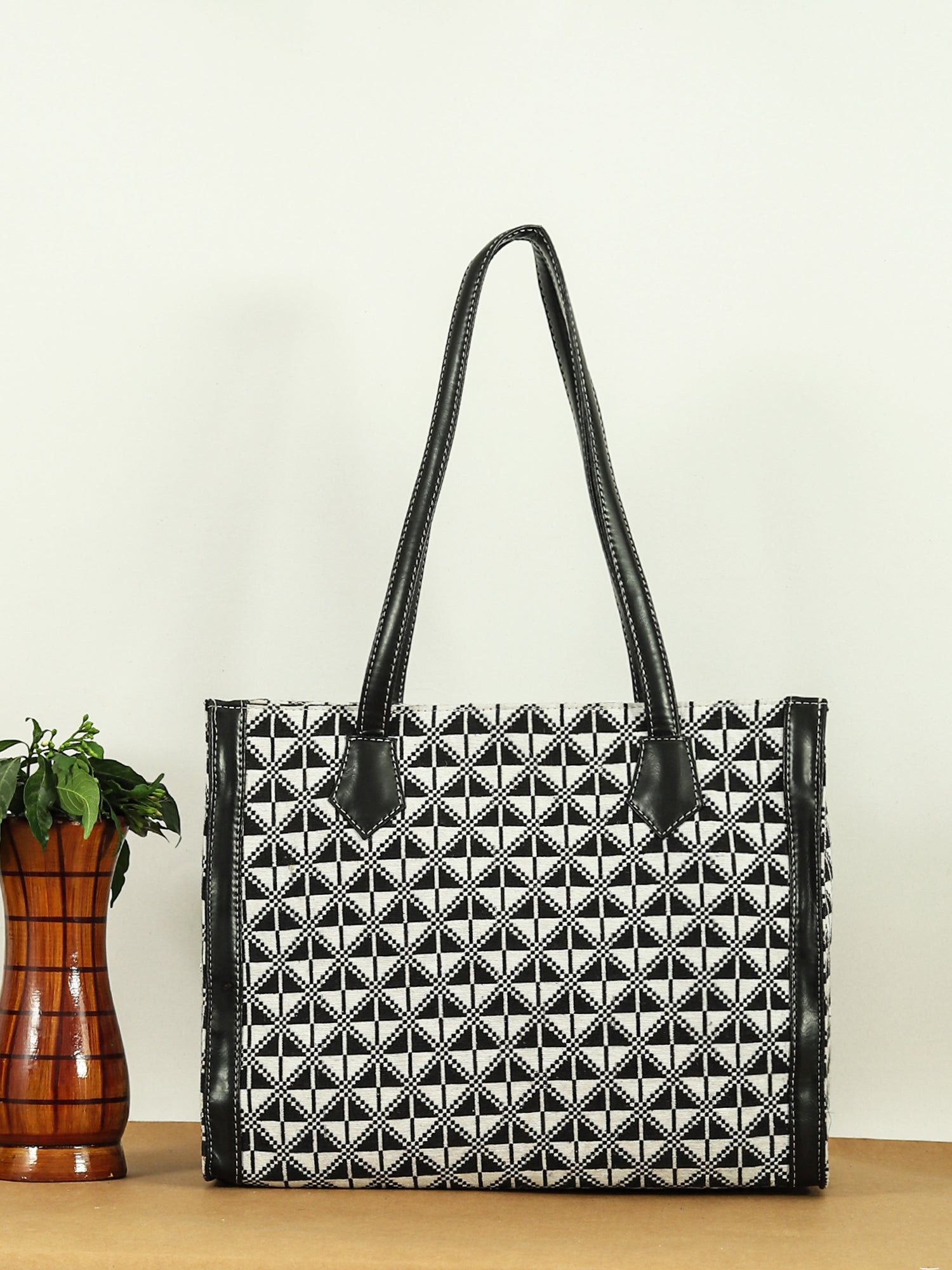 Women Geometric Printed Swagger Tote Bag