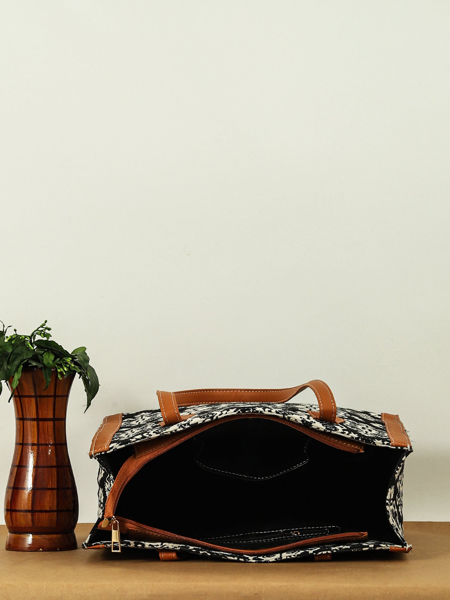 Women Geometric Printed Swagger Tote Bag