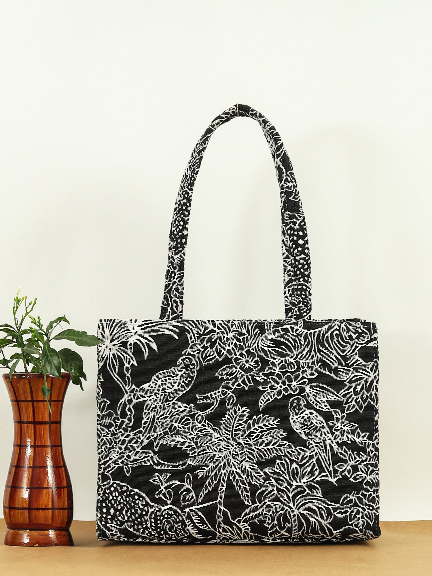 Women Geometric Printed Swagger Tote Bag