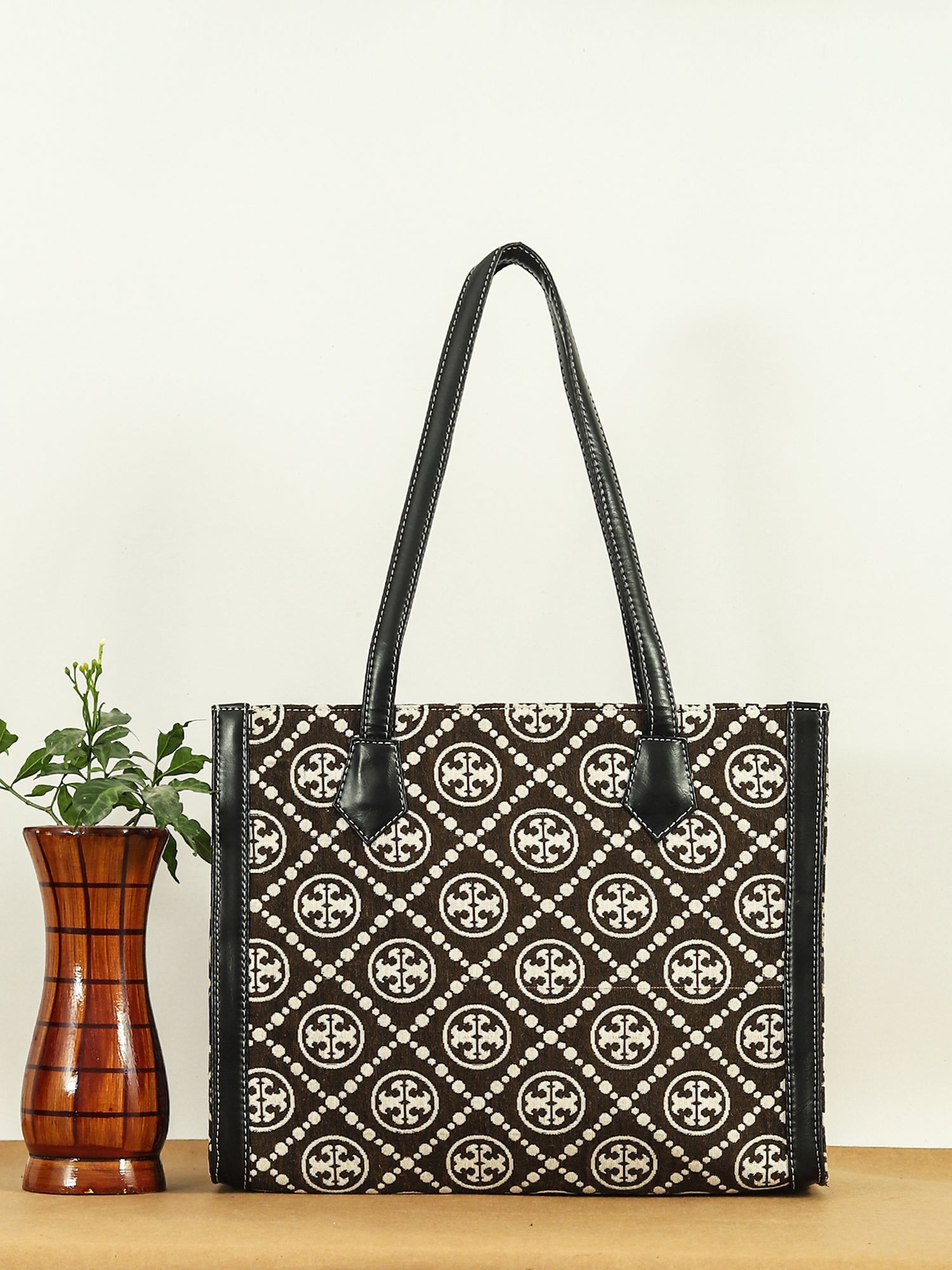 Women Geometric Printed Swagger Tote Bag